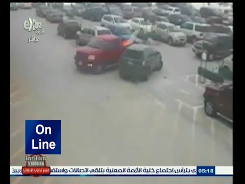 عجوز يصطدم بـ 6 سيارات أثناء خروجه من جراج