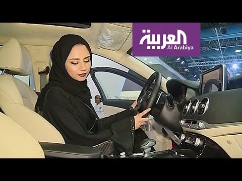 بالفيديو مشاركة نسائية غير مسبوقة في معرض السيارات السعودي