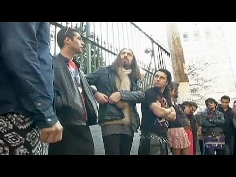 متظاهرون رجال يرتدون ملابس نسائية في تركيا