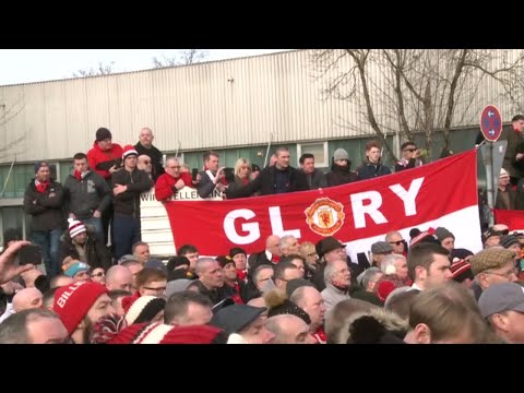 شاهد دقيقة صمت في ملعب أولد ترافورد تكريمًا لضحايا مانشستر يونايتد في 1958