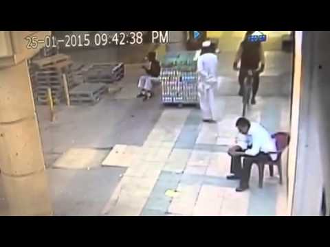 لص يسرق الهواتف باستخدام دراجة