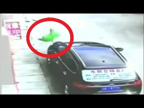 طفل يسقط من الطابق الثالث على الرصيف