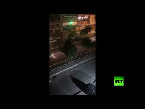 شاهد أشخاص يحملون السلاح الأبيض يهاجمون المتظاهرين