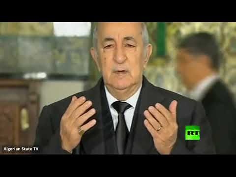 شاهد الرئيس الجزائري يحبس دموعه أمام جثمان قايد صالح