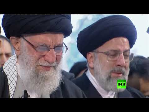شاهد خامنئي يقرأ دعاء بالعربية ويبكي فوق جثمان قاسم سليماني