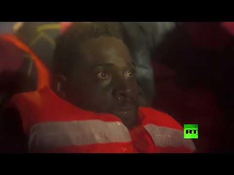 شاهد لحظات من الذعر لمهاجرين في عرض البحر قبالة ساحل ليبيا