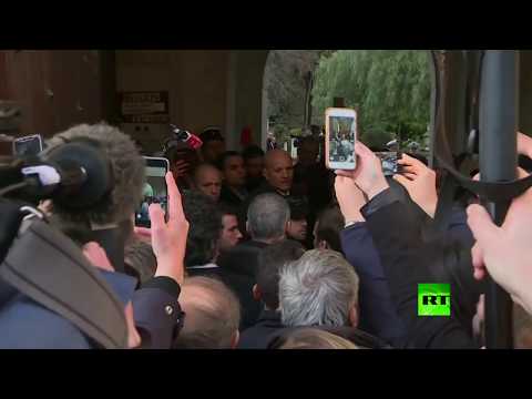 شاهد إيمانويل ماكرون يخرج عن السيطرة بسبب شرطي إسرائيلي