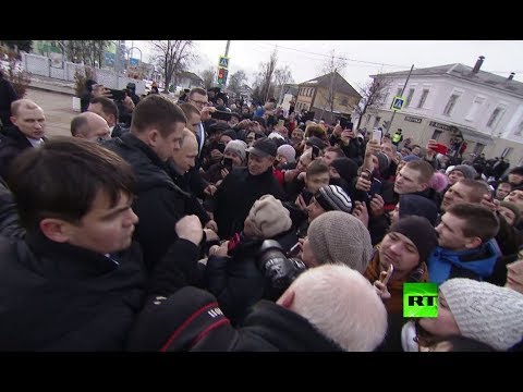 شاهد استقبال حافل للرئيس الروسي يجبره على التوقف أمام الشعب