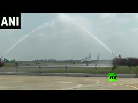 شاهد استقبال حار لأول سرب من مقاتلات سو30 الروسية في الهند