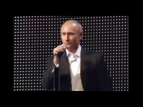 شاهد فيديو أرشيفي لـ بوتين يغني في حفل خيري