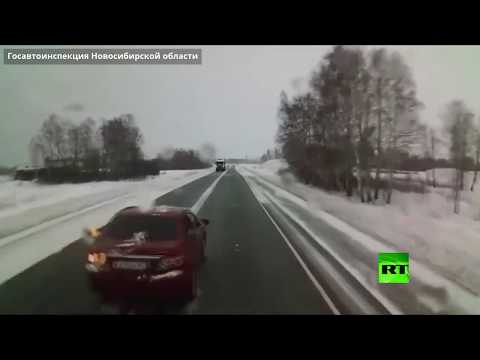 شاهد لحظة اصطدام تويوتا بشاحنة في حادث سير في طريق سيبيري