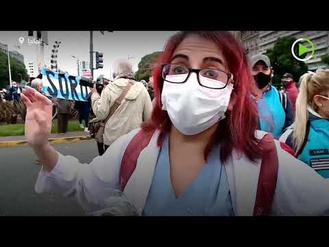 شاهد مشاجرة بين عمال الصحة ومتظاهرين مناهضين للإغلاق في الأرجنتين