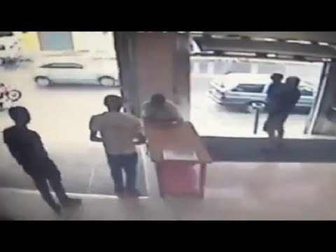 شرطي يتعرض لهجوم وهو يحمل طفلته