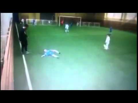 مدرب يضرب أحد تلاميذه الصغار بالفيديو