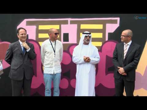 نهيان بن مبارك يزيح الستار عن جدارية في السفارة البريطانية