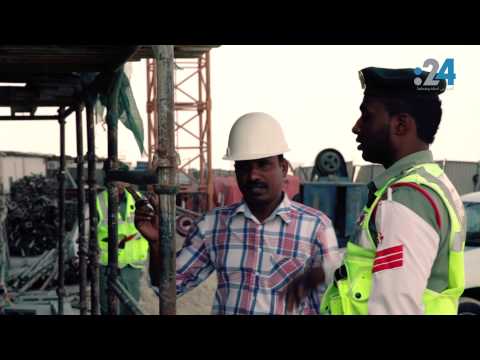 شرطة دبي تتفقد مكان سقوط أحد العمال من أحد الطوابق العليا