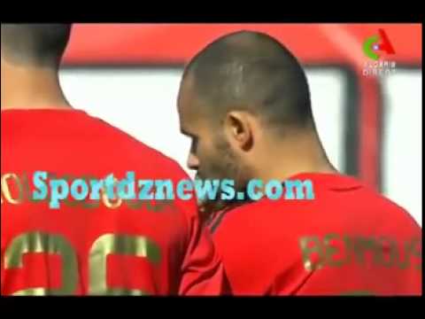 لاعب جزائري يشرب الشمة على أرض الملعب