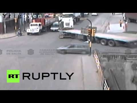 شاحنة ضخمة تعبر فوق امرأة سعيدة الحظ