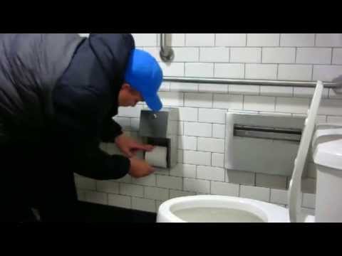 جندي أميركي سابق يأكل مناديل الحمام