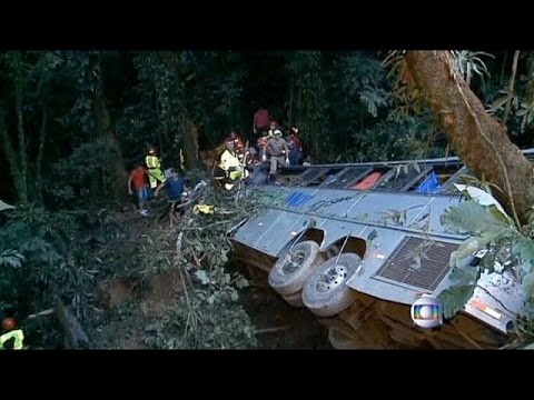 سقوط حافلة في البرازيل يسفر عن مقتل 49 شخصًا