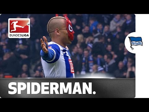 أنيس بن حتيرة لاعب هرتا برلين يحتفل بهدفه