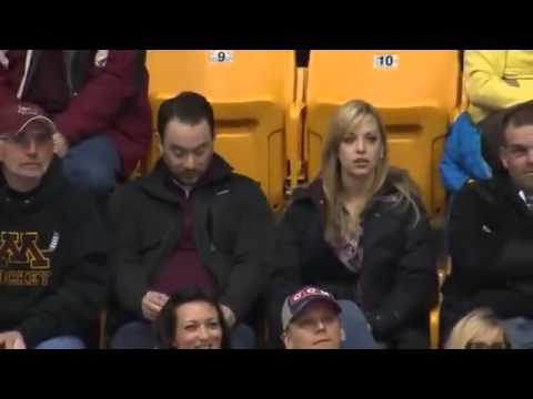 أخ يرفع لافتة مكتوب عليها