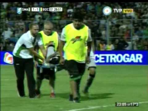 حارس يتسبب في كسر ساق مهاجم