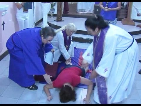 طقوس إخراج روح شريرة من جسد فتاة