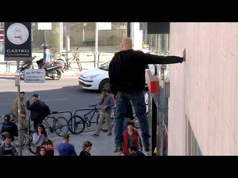 رجل طائر يثير ذهول المارة في تل أبيب