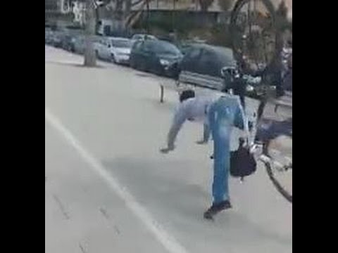 بالفيديو راكب دراجة يسقط بطريقة غريبة
