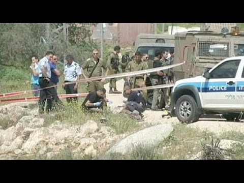 شاهد فلسطينيٌ يطعن جندييْن إسرائيلييْن بسكِّين قبل أن يُقتَل