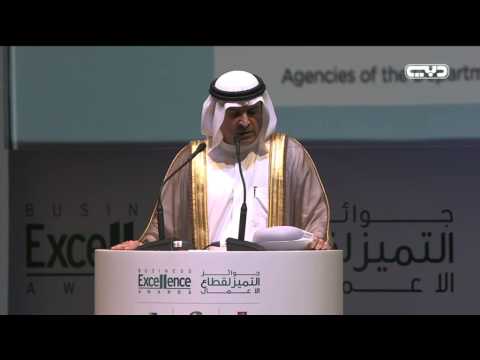 شاهد محمد بن راشد يكرم الفائزين بجائزة دبي للجودة