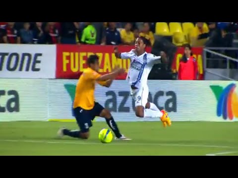 بالفيديو رونالدينيو يحصل على إنذار للتمثيل و الحصول على ركلة حرة