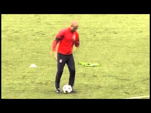 شاهد غوارديولا يستعرض مهاراته قبل مواجهة برشلونة