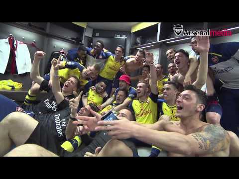 احتفالات أرسنال داخل غرف خلع الملابس