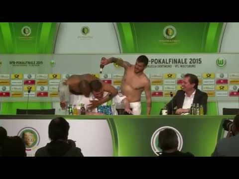 شاهد البيرة على رأس مدرب فولفسبورغ احتفالًا بالكأس