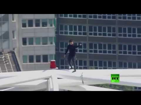 شاهد مغامر بريطاني يتسلق أعلى قوس ملعب ويمبلي