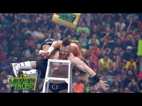 فيديو شيمس ينجح في انتزاع حقيبة money in the bank