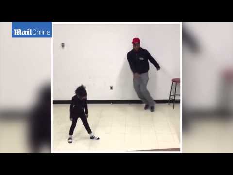 فيديو طفلة تتمتع بليونة احترافية في الرقص على الموسيقى