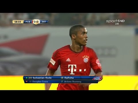 نجم بايرن دوغلاس كوستا يمتع الجمهور بمهاراته