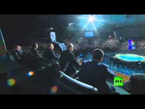 شاهد بوتين يحضر الحفل الافتتاحي لبطولة العالم للألعاب المائية