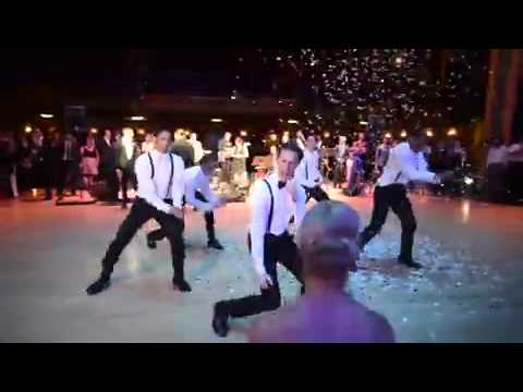 شاهد رقصة العريس وأصدقائه تسرق الأضواء في حفل الزفاف