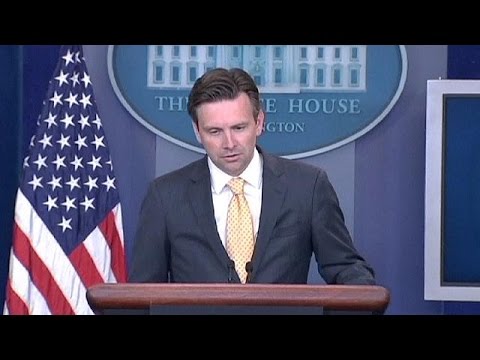 شاهد البيت الأبيض يبحث حرية تداول الأسلحة النارية في البلاد