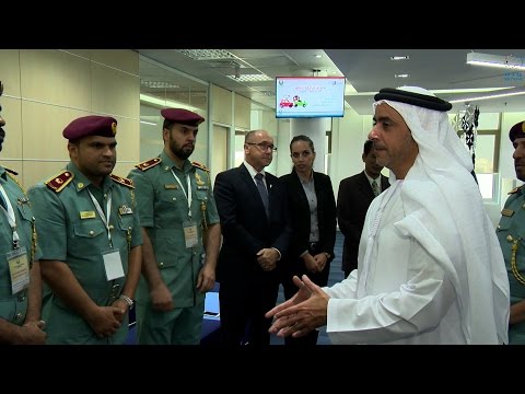 وزير الداخلية الإماراتي يطلع على أهداف  مختبر الابتكار في الوزارة