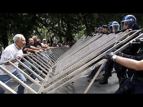 شاهد عملاء مصرف إشبرتو سانتو المفلس يتظاهرون في لشبونة