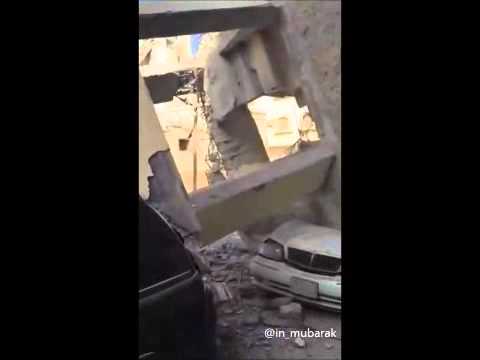 شاهد مئذنة مسجد تسقط على سيارات في المملكة العربية السعودية