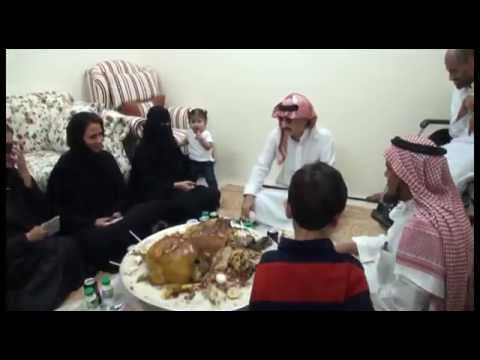 شاهد فرنسوا هولاند يمزح مع الأمير الصغير