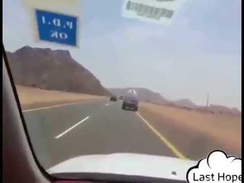 شاهد متهور يمشي بسيارته على عجلتين فقط