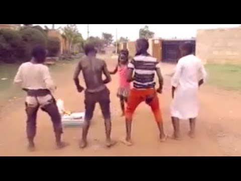 أطفال يرقصون على موسيقى أوغندية