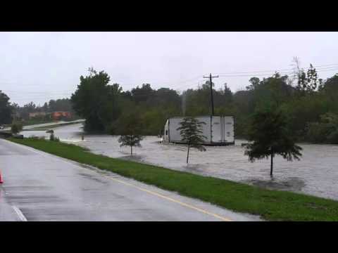 بالفيديو شاحنة تسير وسط السيول بثبات